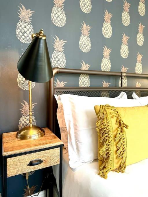 Designer Apartment Inc Free Parking & Fast Wifi 1 Minute Walk To Poole Quay - Great Location - Free Parking - Fast Wifi - Smart Tv - Newly Decorated - Sleeps Up To 2! Close To Poole & Bournemouth & Sandbanks Exterior foto