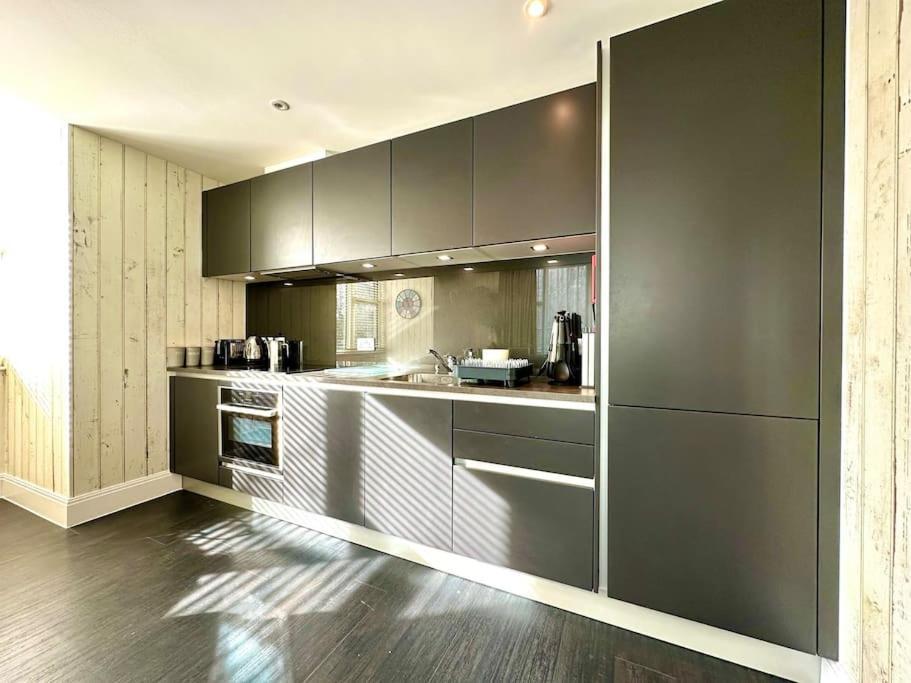 Designer Apartment Inc Free Parking & Fast Wifi 1 Minute Walk To Poole Quay - Great Location - Free Parking - Fast Wifi - Smart Tv - Newly Decorated - Sleeps Up To 2! Close To Poole & Bournemouth & Sandbanks Exterior foto