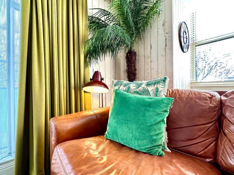 Designer Apartment Inc Free Parking & Fast Wifi 1 Minute Walk To Poole Quay - Great Location - Free Parking - Fast Wifi - Smart Tv - Newly Decorated - Sleeps Up To 2! Close To Poole & Bournemouth & Sandbanks Exterior foto
