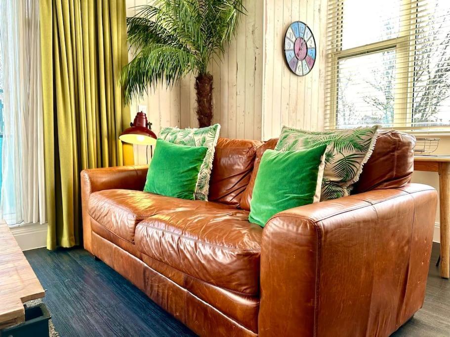 Designer Apartment Inc Free Parking & Fast Wifi 1 Minute Walk To Poole Quay - Great Location - Free Parking - Fast Wifi - Smart Tv - Newly Decorated - Sleeps Up To 2! Close To Poole & Bournemouth & Sandbanks Exterior foto