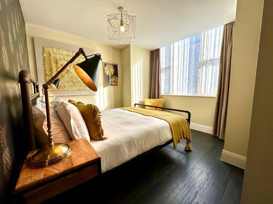 Designer Apartment Inc Free Parking & Fast Wifi 1 Minute Walk To Poole Quay - Great Location - Free Parking - Fast Wifi - Smart Tv - Newly Decorated - Sleeps Up To 2! Close To Poole & Bournemouth & Sandbanks Exterior foto