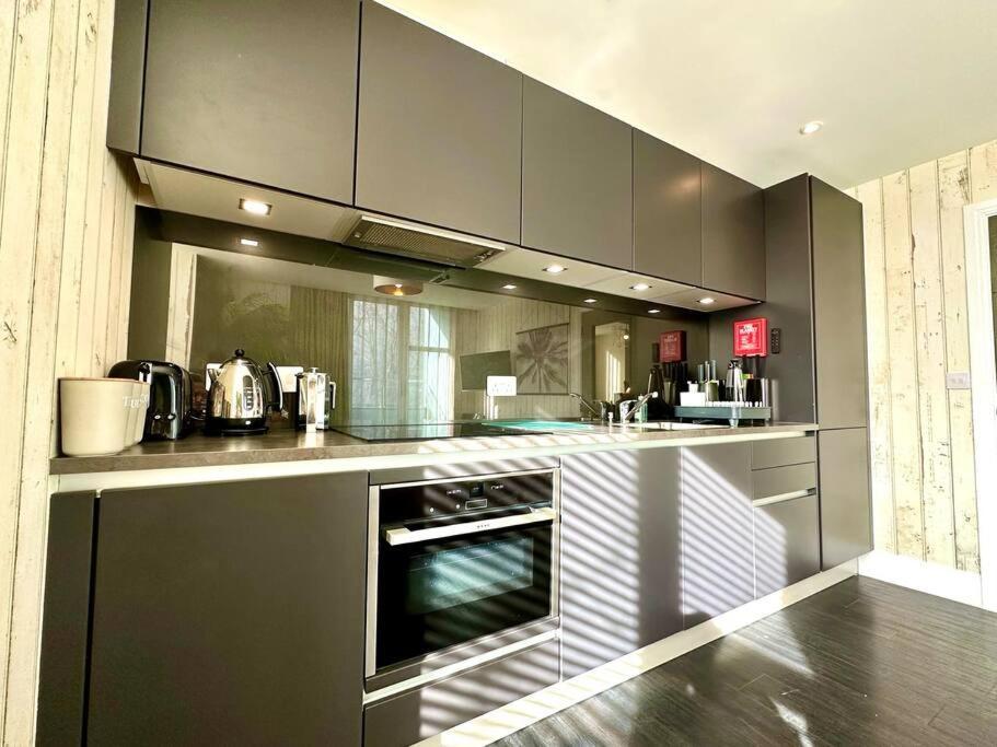 Designer Apartment Inc Free Parking & Fast Wifi 1 Minute Walk To Poole Quay - Great Location - Free Parking - Fast Wifi - Smart Tv - Newly Decorated - Sleeps Up To 2! Close To Poole & Bournemouth & Sandbanks Exterior foto